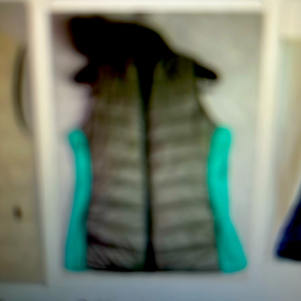 Women’s sleeveless puffer vest in gray size large